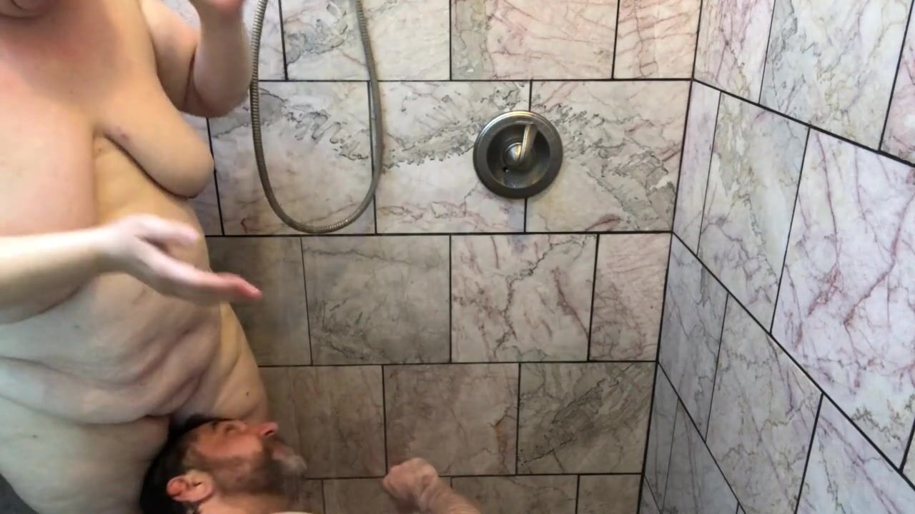 Amateur BBW Couple has Playful Shower