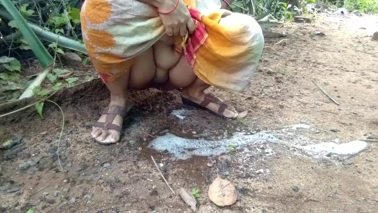Aunty Peeing Outdoor Hidden Videos - Desi Indian Aunt Outdoor Public Pissing Video Compilation watch online