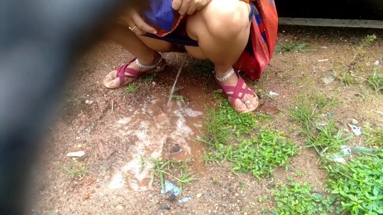 Desi Indian Aunt Outdoor Public Pissing Video Compilation regarder en ligne